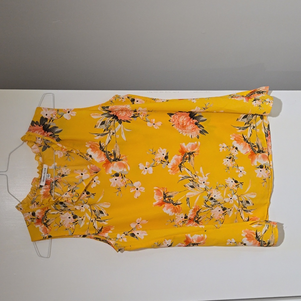 Womens size Large, yellow, floral print sleeveless polyester top. Rose+Olive